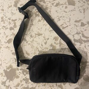 lululemon belt bag - black